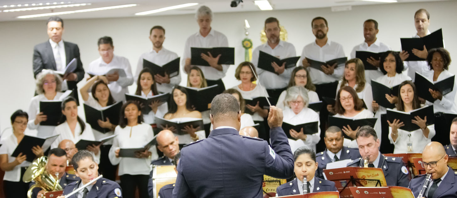 coro acompanhado da banda da PM